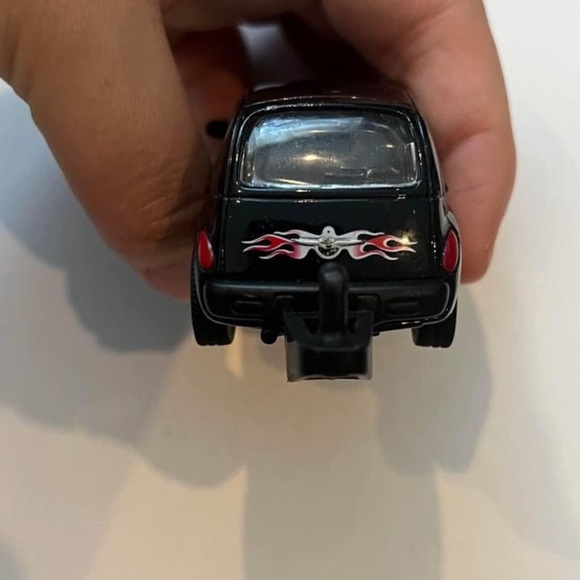 2001 Chrysler PT cruiser scale 1:43 diecast car With hitch - Picture 6 of 8